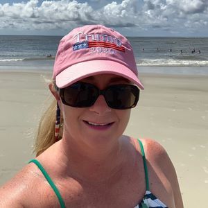 Meet your Posher, Leslie